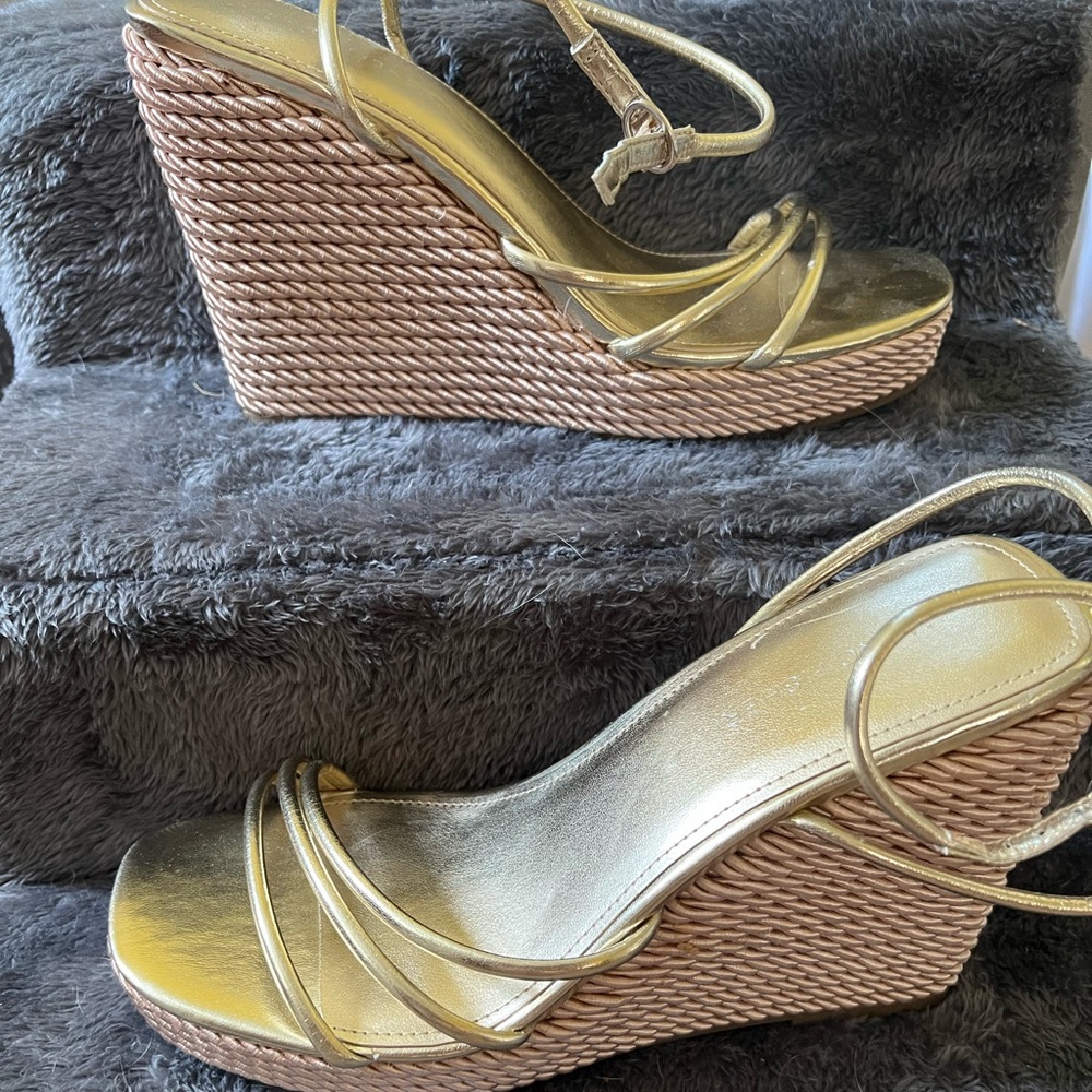Brand new Marc Fisher Wedges